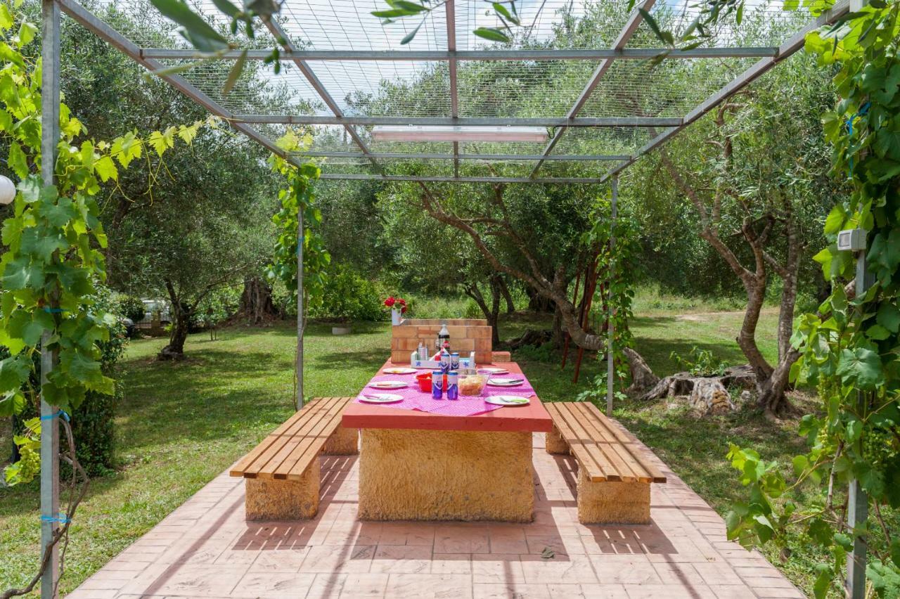 Family Holiday Apartment With Garden & Bbq Velonádes Buitenkant foto